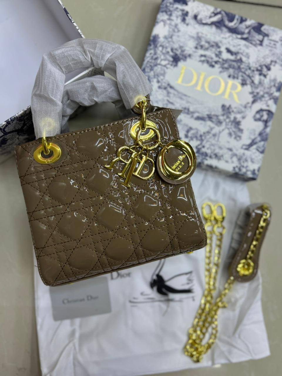 🌟 Lady  Dior 
1️⃣ First Quality +🎁
Size: 20 * 8 * 17 cm

100 dhs💓

with Box🎁

Zain115
♥️♥️♥️