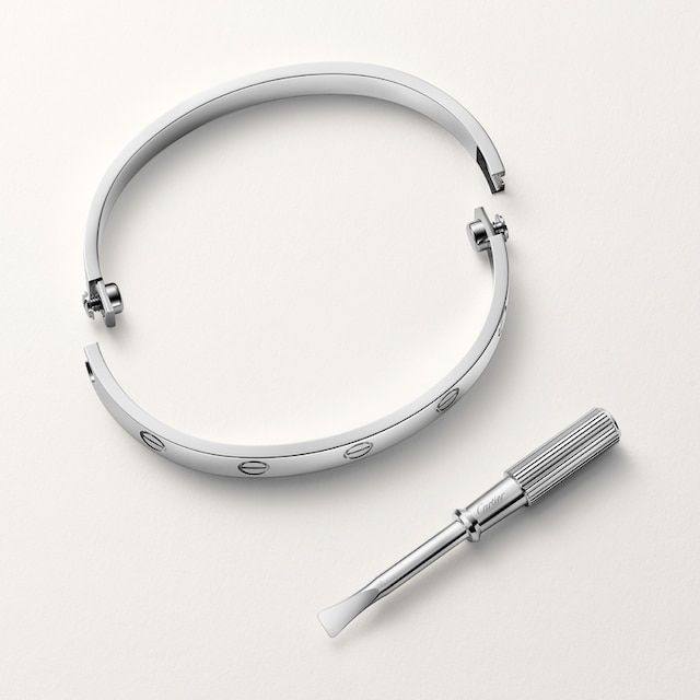Cartier ❤️‍🔥*
Bangle 💥
Master quality 💯
With normal boxes 📦 
45 dhs🪙🖤
With master box 🗃️ 
80 dhs🪙🖤
Size available 16,17,18,19,20

Zain216
♥️♥️♥️