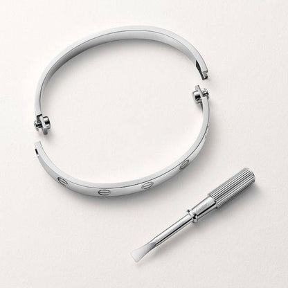 Cartier ❤️‍🔥*
Bangle 💥
Master quality 💯
With normal boxes 📦 
45 dhs🪙🖤
With master box 🗃️ 
80 dhs🪙🖤
Size available 16,17,18,19,20

Zain216
♥️♥️♥️