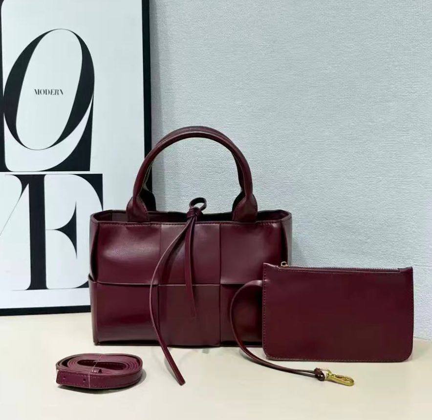 BOTTEGA 
GOOD QUALITY  

WITH BOX
🎁🎁🎁

110 dhs✅

Zain39
♥️♥️♥️