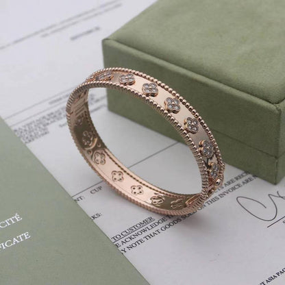 VANCLEAF BANGLE
MASTER
✨💫

110 DHS WITH BOX AND PAPER BAG🛍️🎁

Zain89
♥️♥️♥️