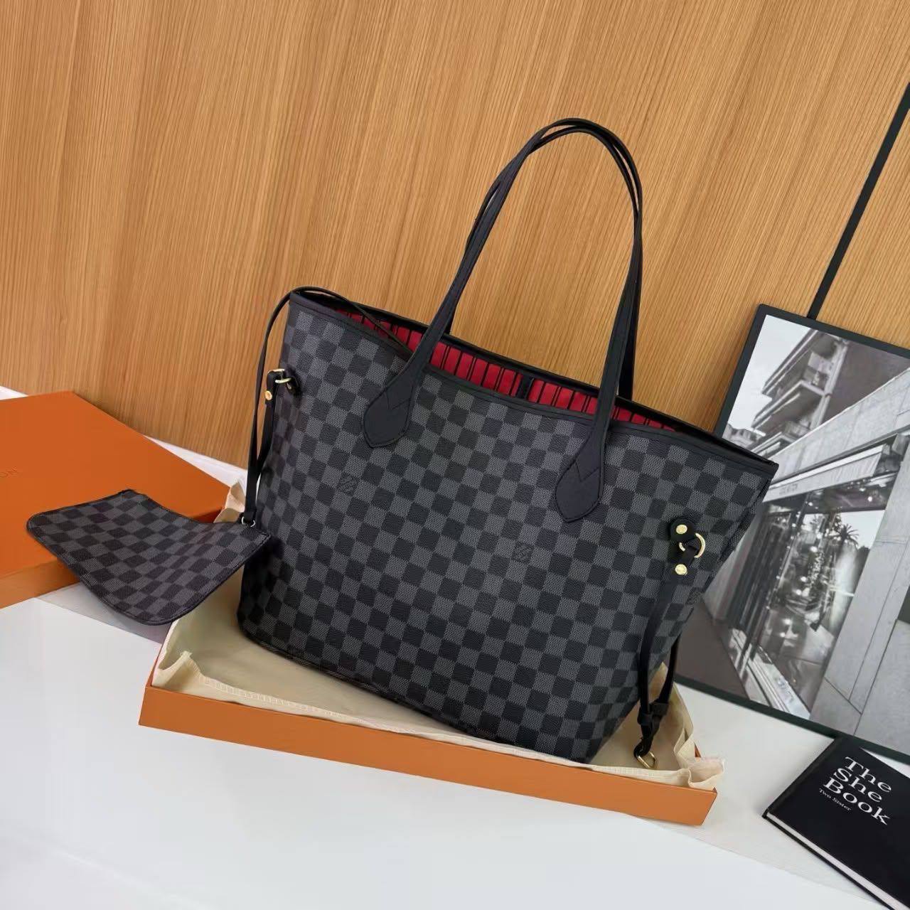 LV
with box
100 dhs✅

Zain219
♥️♥️♥️