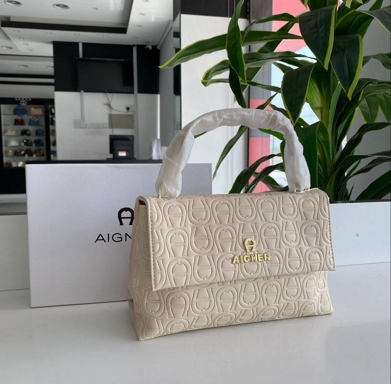 Aigner
95 dhs🪙💚
size：26cm

With box
🎁🎁🎁

Zain35
♥️♥️♥️