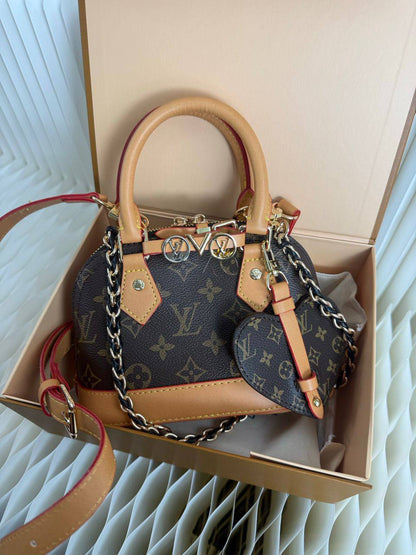 LV
110 dhs✅

with box
🎁🎁🎁

size 20×10×13cm

Zain42
♥️♥️♥️