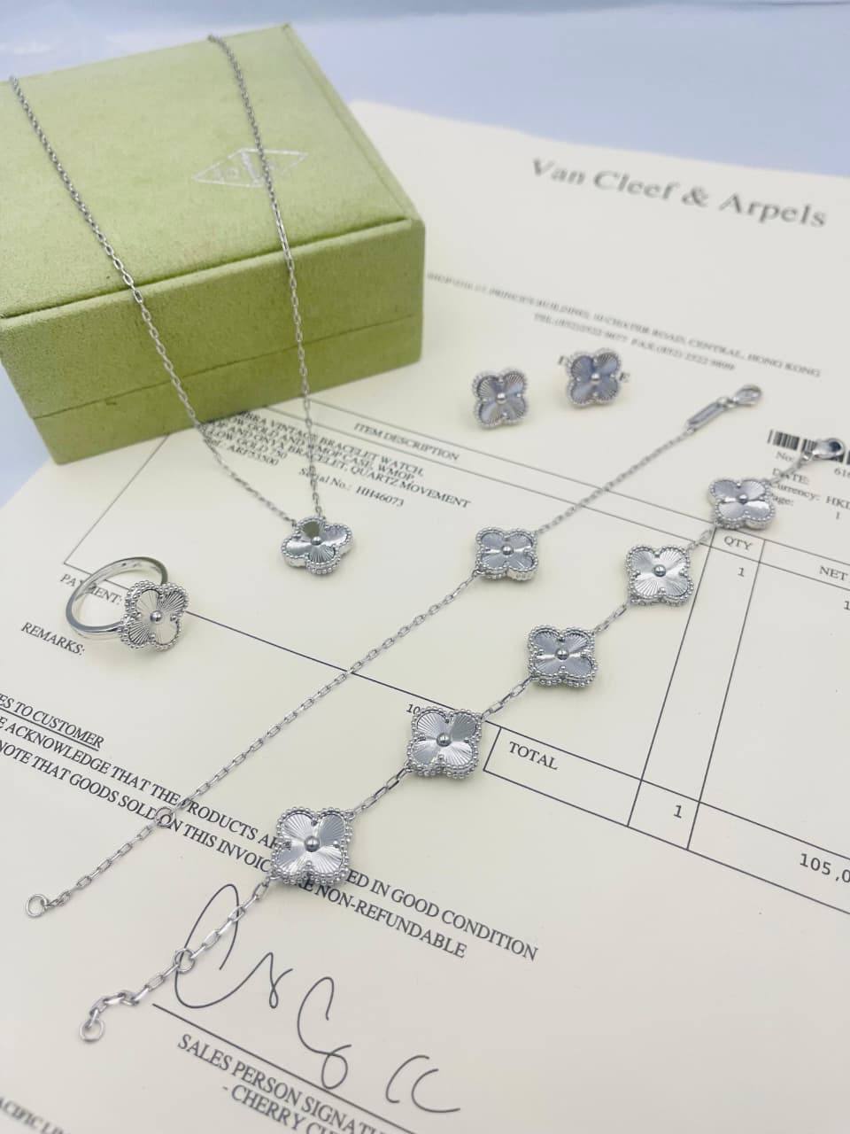 VANCLEAF SET
💫✨
MASTER 
NECKLACE 
EARRINGS 
RING 
BRACELET 1 FLOWER
BRACELET 5 FLOWER

230 dhs🇦🇪🇦🇪

WITH GOOD BOX AND PAPER BAG
🎁🛍️

Zain89
♥️♥️♥️