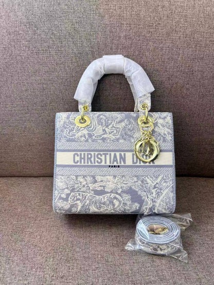 Dior
110 dhs🪙🌨️
high quality

Zain26
♥️♥️♥️