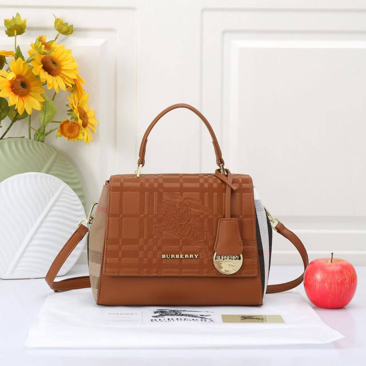 Burberry
 Good Quality 
With Small Wallet

105 dhs❣️

Zain250
♥️♥️♥️