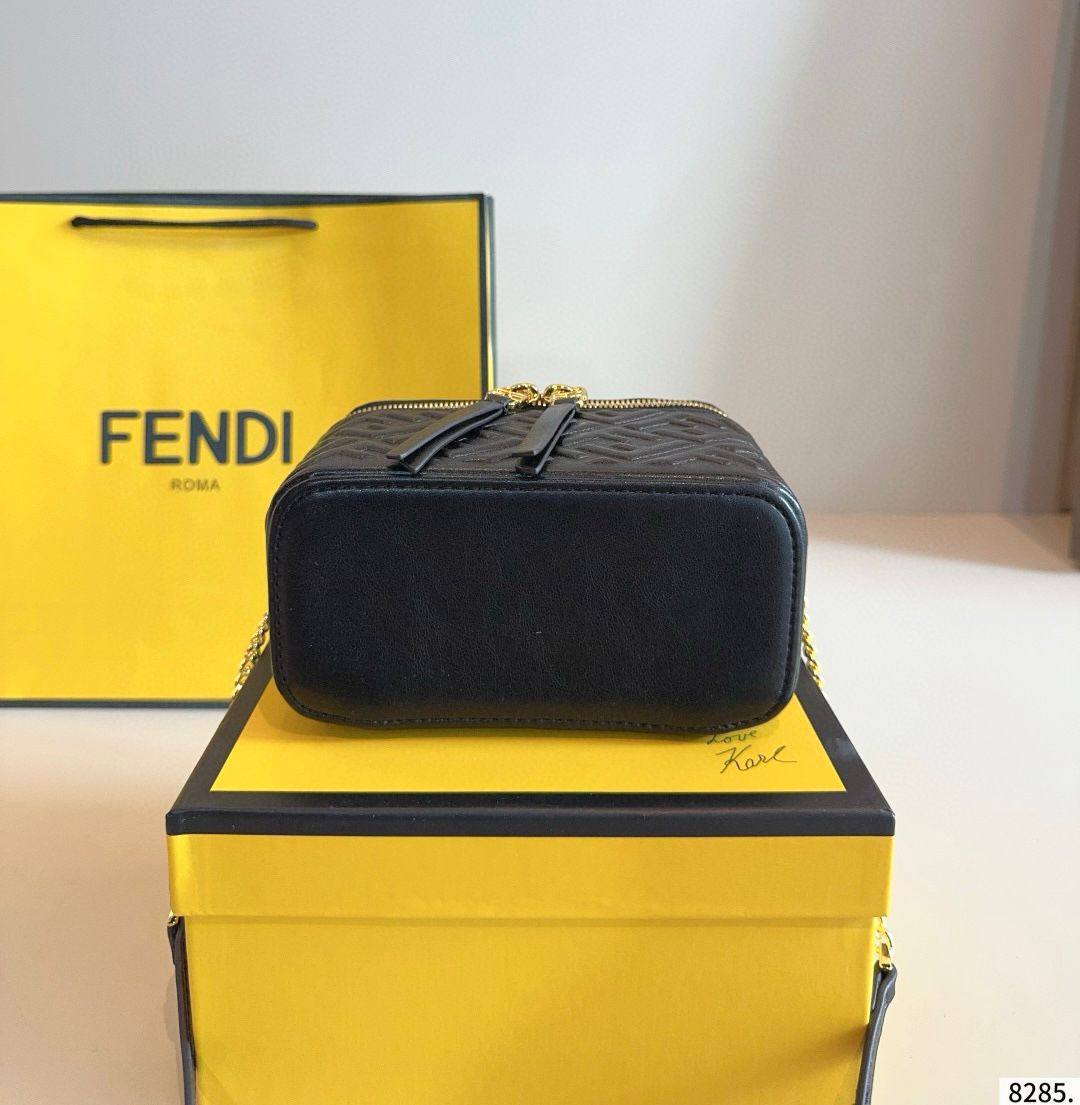 FENDI 

RESTOCK GOOD QUALITY 
WITH BOX 
🎁🎁🎁

90 dhs❣️

Zain39
♥️♥️♥️