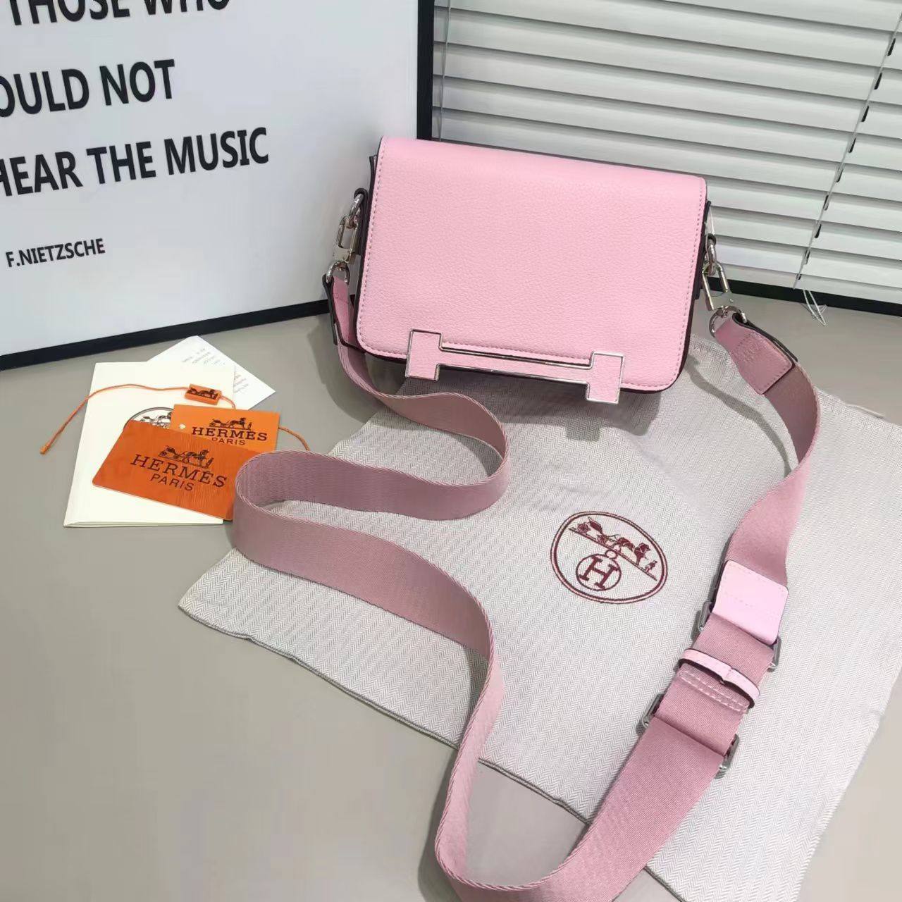 Hermes

105 dhs❤️

with box
🎁🎁🎁

Zain143
♥️♥️♥️