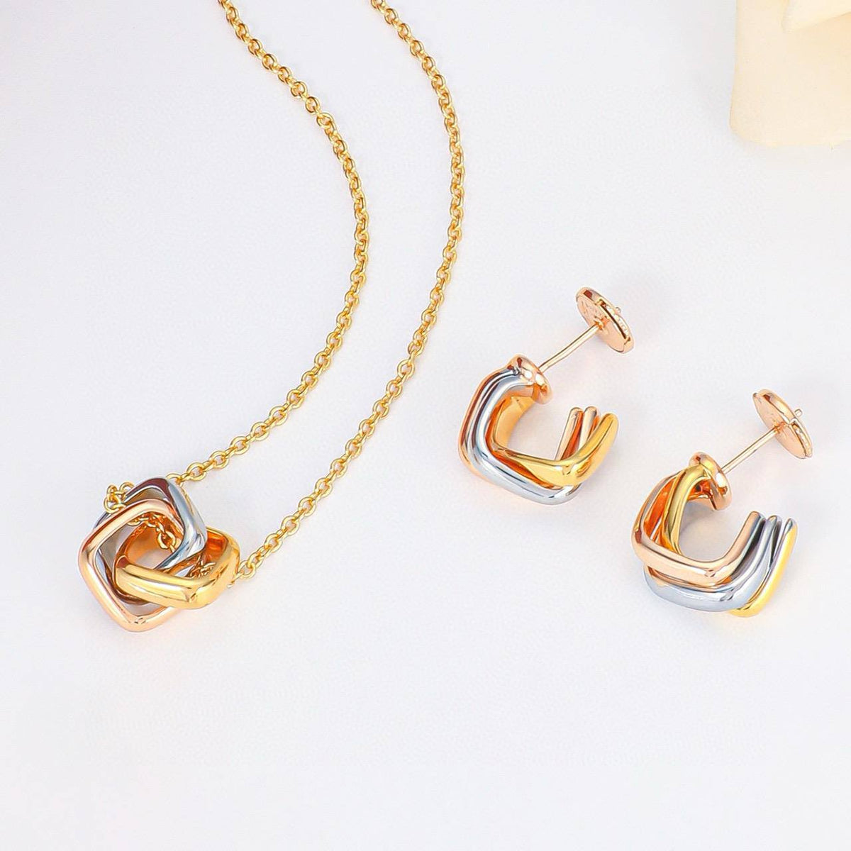 CARTIER MASTER
NECKLACE EARRINGS
SET 
140 dhs🇦🇪🇦🇪

WITH BOX AND PAPER BAG🎁🛍️

Zain89
♥️♥️♥️