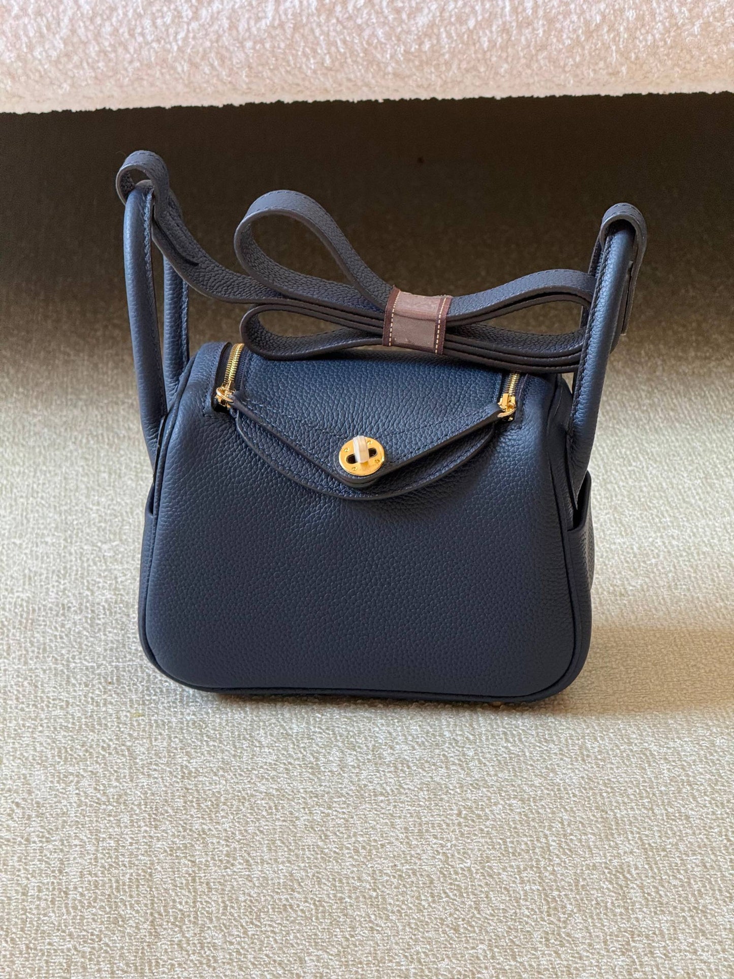 Hermes mini Lindy 18cm💥Master quality ✅with box 📦 
340 dhs✅

Zain51
♥️♥️♥️