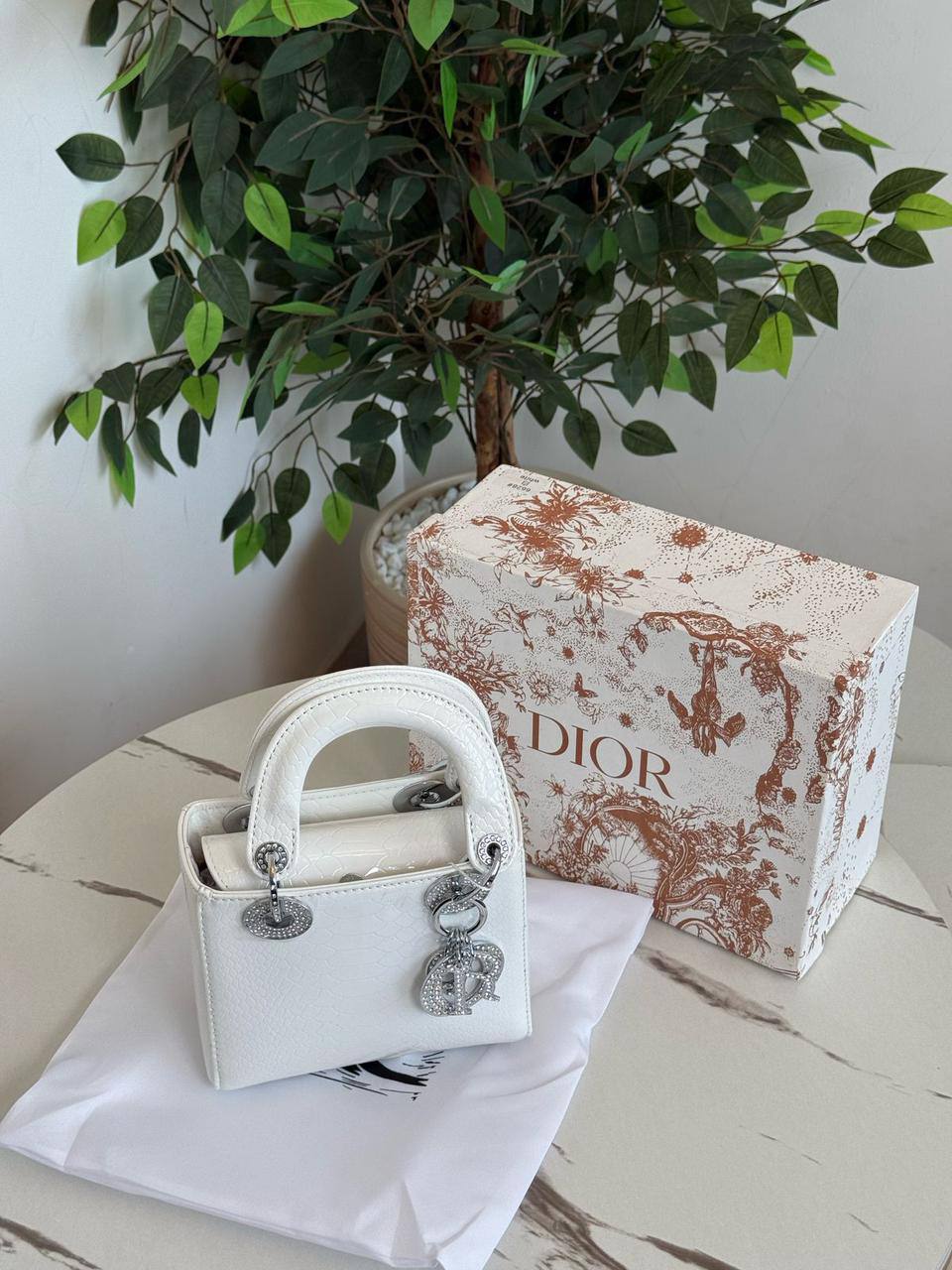 Dior 🎥🎥🎥
Best quality
With box’s
🎁🎁🎁

120 dhs🇦🇪
size 18cm

Zain158
♥️♥️♥️