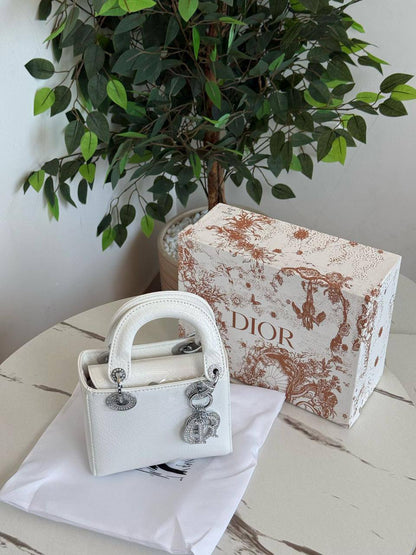 Dior 🎥🎥🎥
Best quality
With box’s
🎁🎁🎁

120 dhs🇦🇪
size 18cm

Zain158
♥️♥️♥️