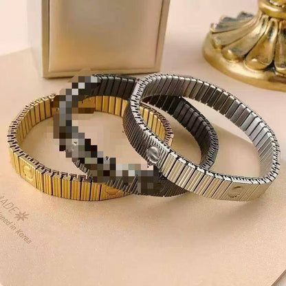Cartier ❤️‍🔥
Bracelet 🔥
Stainless steel 💯
With black boxes 🗃️ 

30 dhs 🇦🇪🇦🇪 
With normal boxes 📦 

And paper bag 🛍️
35 dhs🇦🇪🇦🇪

Zain216
♥️♥️♥️