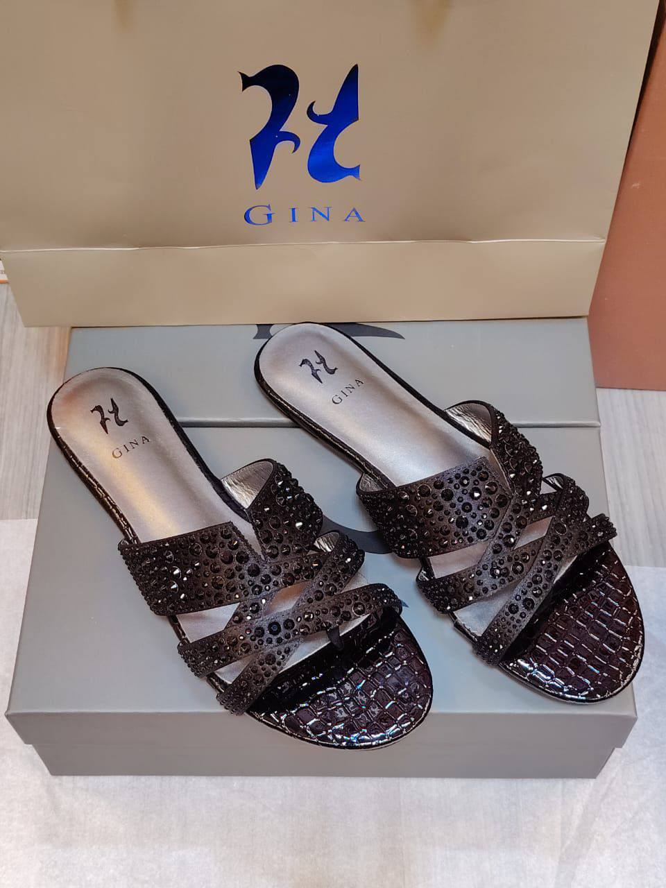 GINA Flat Slipper
Size 36 To 41
100 dhd✅

Zain16
♥️♥️♥️