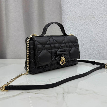 DIOR 

HIGH QUALITY 

WITH BOX  
🎁🎁🎁

120 dhs✅

Zain17
♥️♥️♥️
