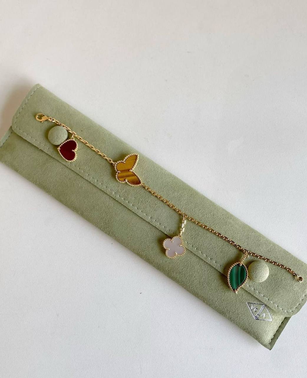 VCA ❤️‍🔥*
Bracelet 🐦‍🔥
Master quality 💯
With normal boxes 📦 
70 dhs✅

With master box 🗃️ 
95 dhs✅

Zain216
♥️♥️♥️
