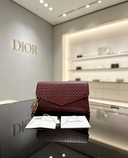 AVAILABLE 
Dkny PUNCH 

WITH BOX 
90 dhs🇦🇪🇦🇪

Zain169
♥️♥️♥️