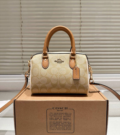 COACH 

NEW CAME GOOD QUALITY 
WITH BOX 
🎁🎁🎁

90 dhs❣️
SIZE: 18cm

Zain279
♥️♥️♥️