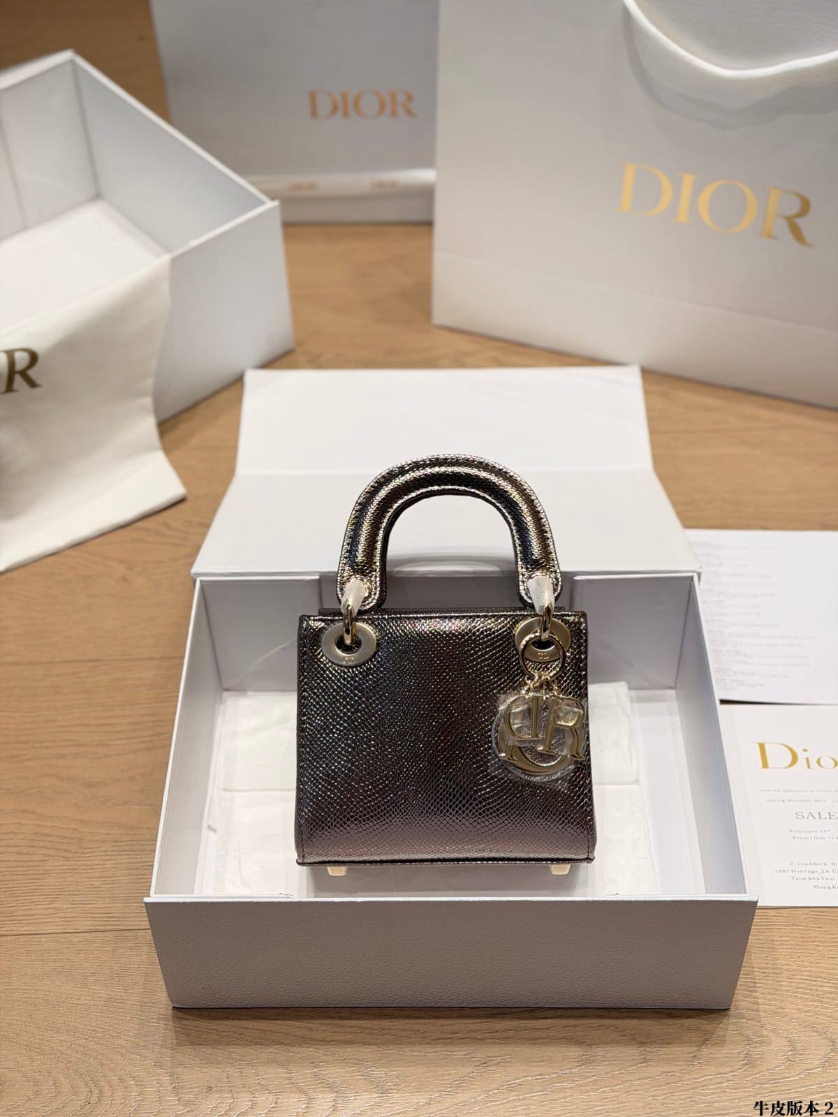 Dior

17cm

290 dhs🇦🇪🇦🇪

Zain10
♥️♥️♥️