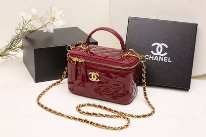 CHANEL 
NEW CAME GOOD QUALITY 
WITH BOX 
🎁🎁🎁

100 dhs✅

Zain39
♥️♥️♥️