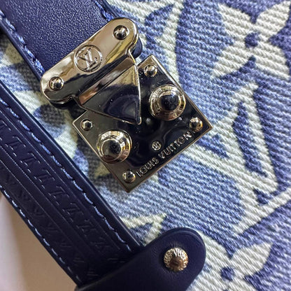 LOUIS VUITTON 

MASTER QUALITY 

220 DHS...🇦🇪🇦🇪🇦🇪

Zain295
♥️♥️♥️