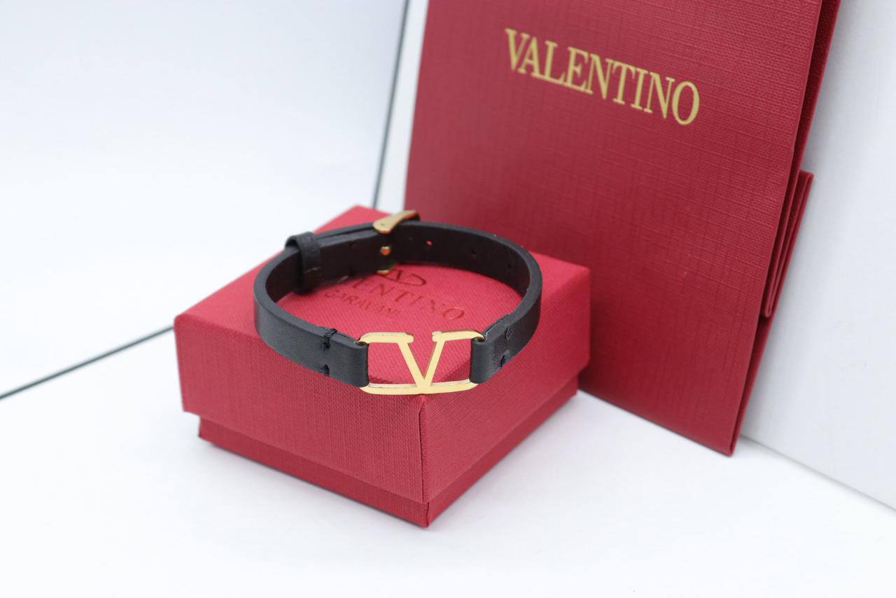 Bracelet 
55 dhs💓
+Box and paper bag🎁

Zain33
♥️♥️♥️