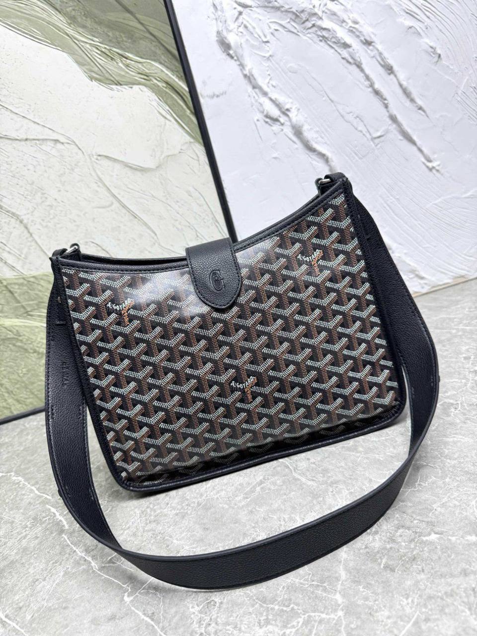 Goyard 🙋🏻‍♀️💕
Master🌺🌺
27cm🫶🏼🫶🏼  
260 dhs💓

Zain297
♥️♥️♥️