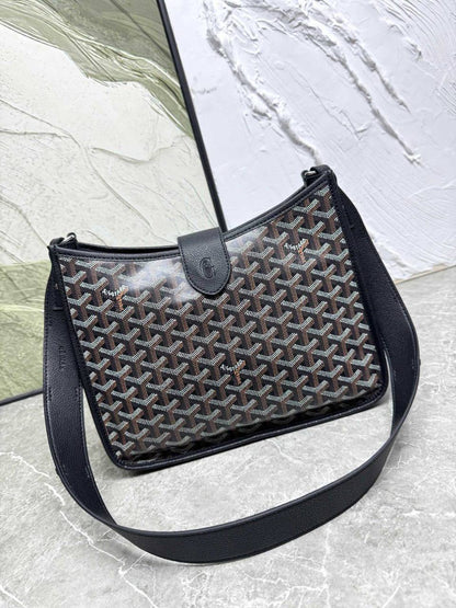 Goyard 🙋🏻‍♀️💕
Master🌺🌺
27cm🫶🏼🫶🏼  
260 dhs💓

Zain297
♥️♥️♥️