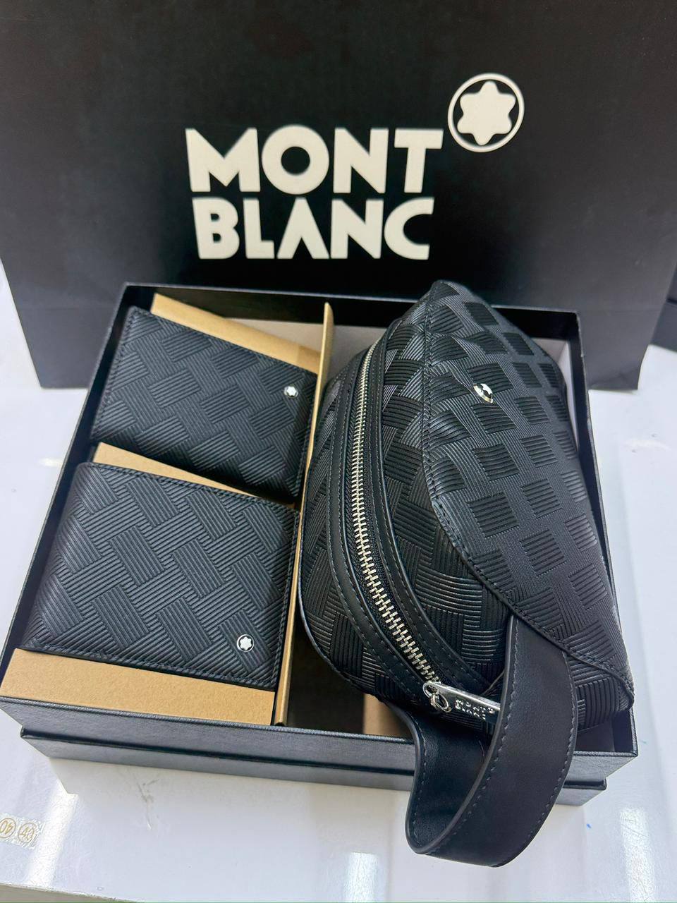 Set 

95 DHS🪙🌨️

WITHBOX AND PAPER BAG 💼
🎁🎁🎁

Zain40
♥️♥️♥️