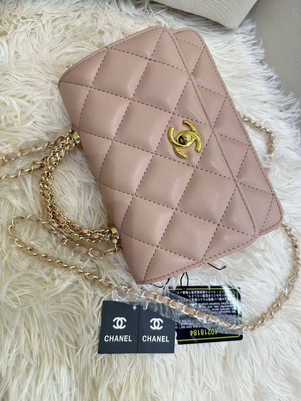 Chanel 
90 dhs✅
with box
size 20×5×14

Zain42
♥️♥️♥️