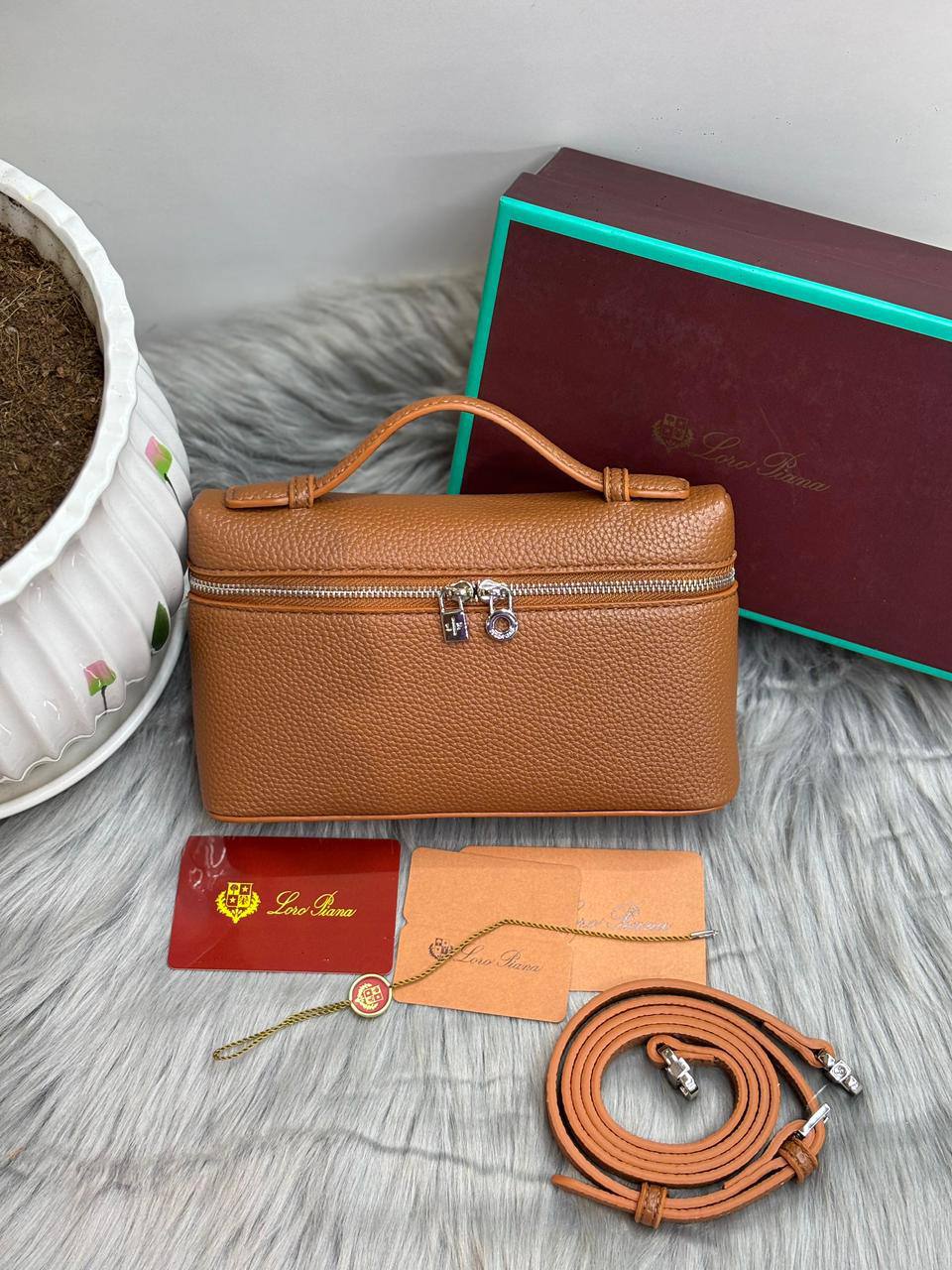 loro piana
SIZE  ………21CM 🥰

80 dhs🪙🌨️

with BOX
🎁🎁🎁

Zain244
♥️♥️♥️