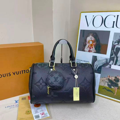 LV
Size  32×18cm
100 dhs✅

Zain04
♥️♥️♥️