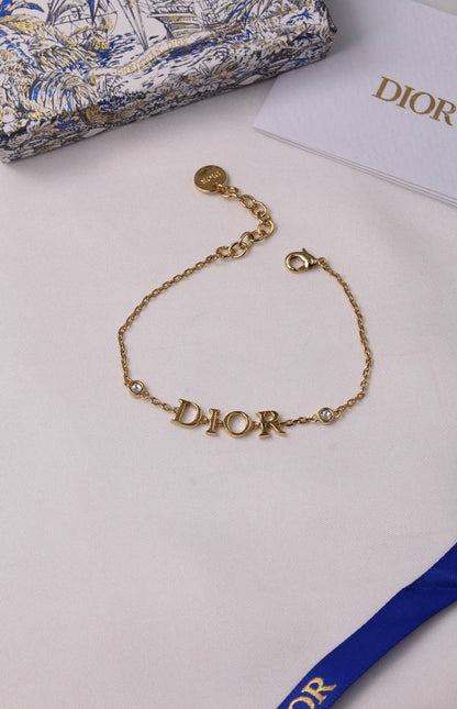 DIOR 🤍
* ⁠↗️ *Super Master Quality ®️*⬆️
* DIOR  Chain Links with Stones PENDANT , EARINGS & BRACLET
For Price 👇 WTSP Text Zain 0568585901
0507557372
0544061607

Zain106
♥️♥️♥️