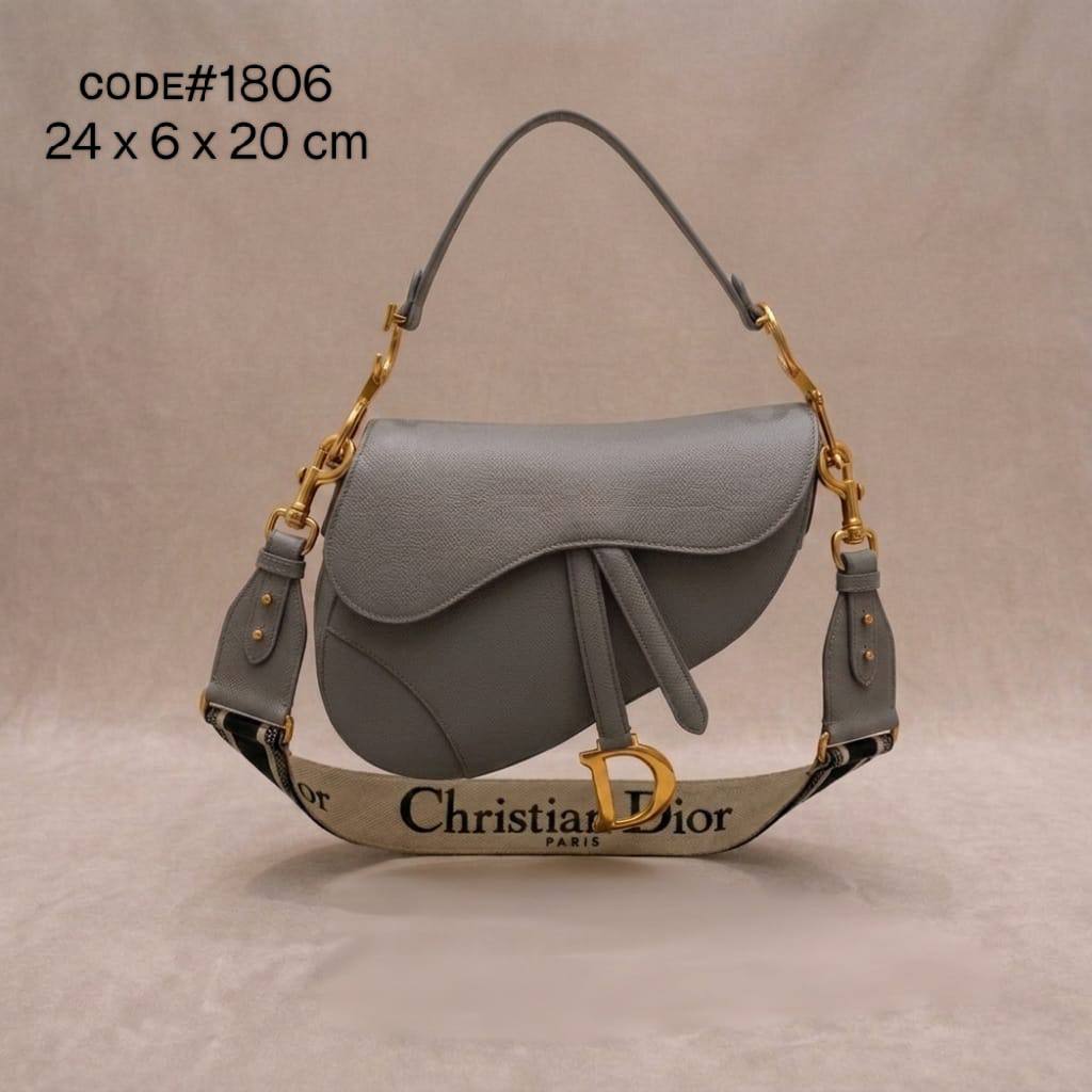 CHRISTIAN DIOR
sᴀᴅᴅʟᴇ ᴄʀᴏssʙᴏᴅʏ ʙᴀɢ
ʟᴇᴀᴛʜᴇʀ & ᴏʙʟɪǫᴜᴇ ᴍᴀᴛᴇʀɪᴀʟ
sɪᴢᴇ : 24 cm
ᴡɪᴛʜ BOX
🎁🎁🎁

120 dhs✅

Zain31
♥️♥️♥️
