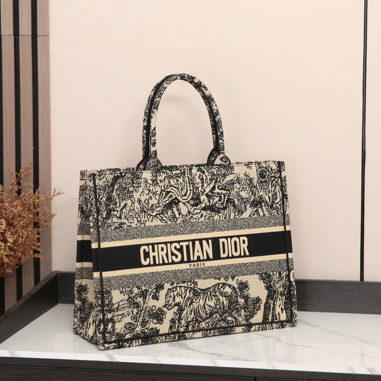 DIOR 
120 dhs✅
Best quality 

with box
🎁🎁🎁

size 41CM

Zain290
♥️♥️♥️