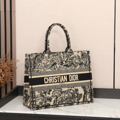 DIOR 
120 dhs✅
Best quality 

with box
🎁🎁🎁

size 41CM

Zain290
♥️♥️♥️