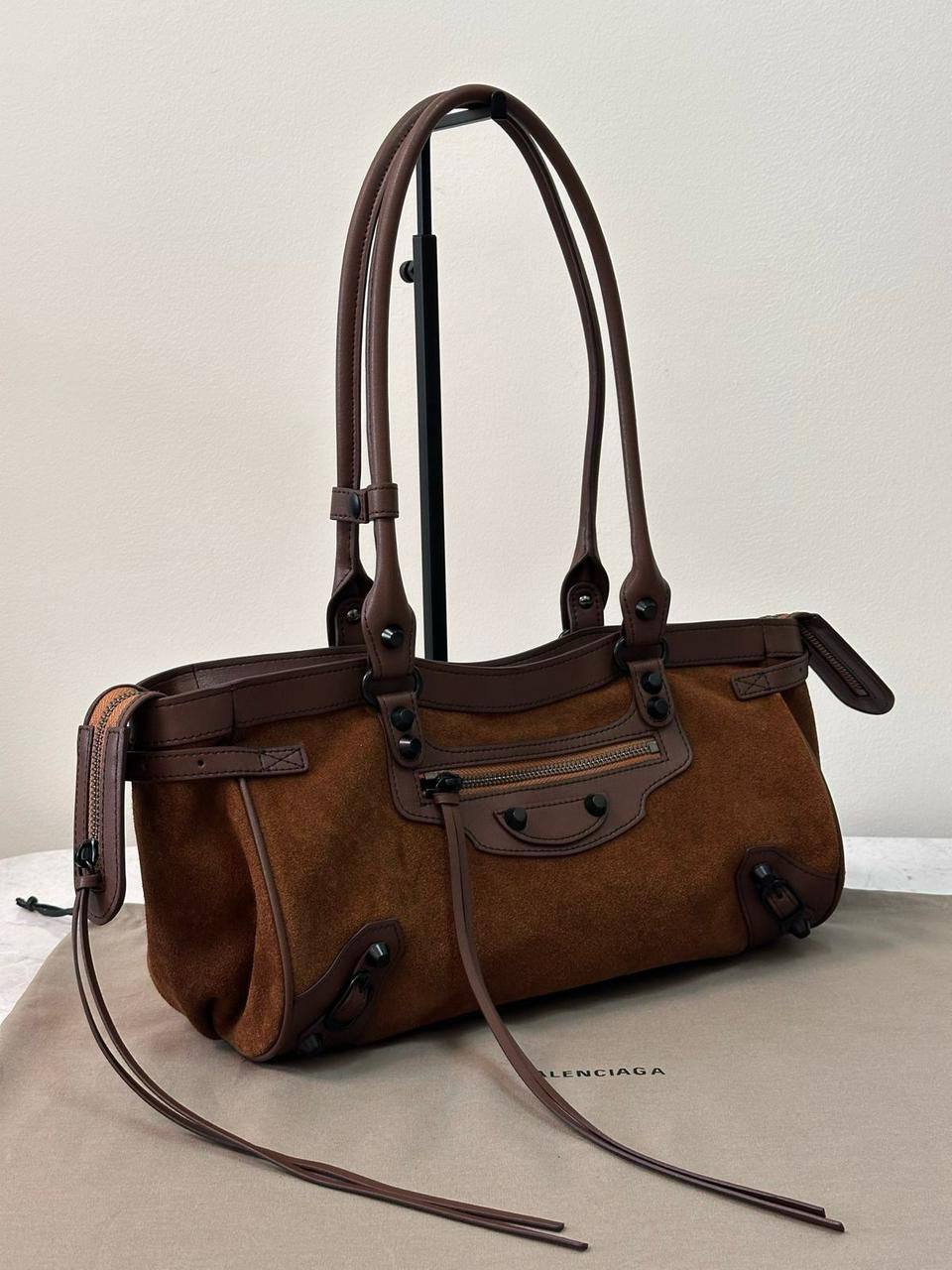 Balenciaga Master
350 dhs🪙🌺
(Suede Material)
#32cm..

Zain228
♥️♥️♥️