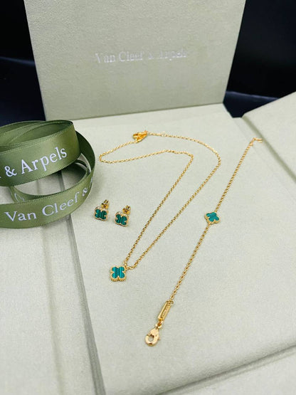 VCA Mini Set*_🌼💫
*NECKLACE 1 FLOWER*
*BRACELET 1 FLOWER*
*EARRING 1 FLOWER*  
125 dhs❤️
       _*WITH*_
          *Box* 📦🎁🎁🎁
     And Paper Bag

Zain89
♥️♥️♥️