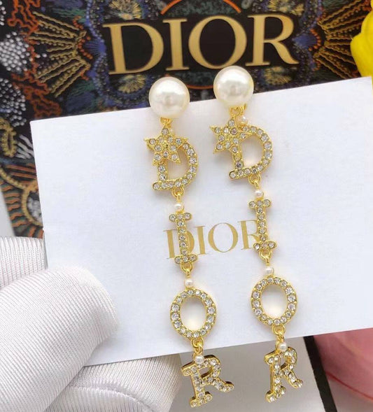 Dior SET ❤️‍🔥*
Necklace 🦋
Bracelet 🍁
Earring ⭐️
Master quality 💯
With normal boxes 🗃️ 
160 dhs✅
With master box 📦 
170 dhs✅

Zain216
♥️♥️♥️
