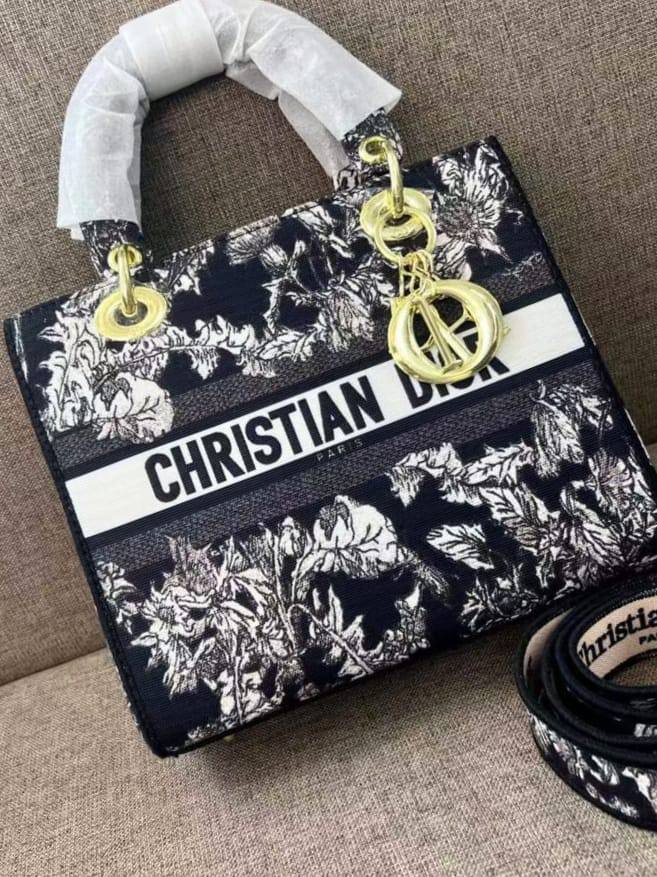 Dior
110 dhs🪙🌨️
high quality

Zain26
♥️♥️♥️