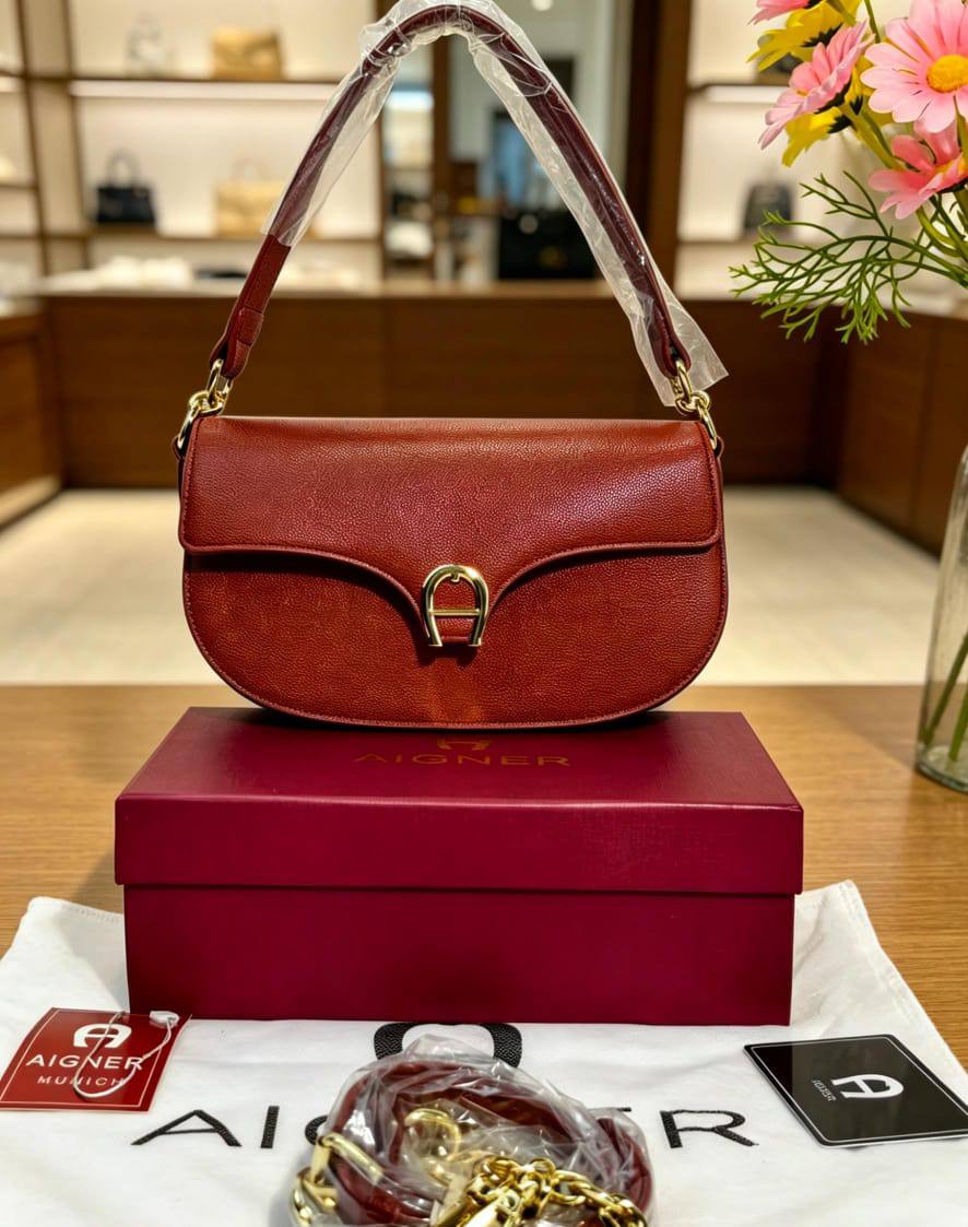 Aigner
100 dhs✅
with box
21.5/7/12

Zain07
♥️♥️♥️