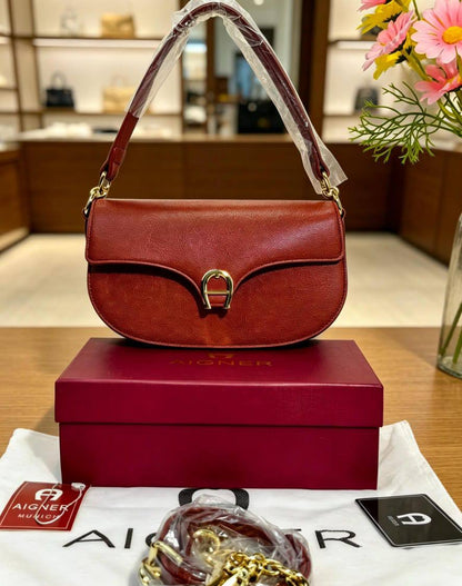 Aigner
100 dhs✅
with box
21.5/7/12

Zain07
♥️♥️♥️