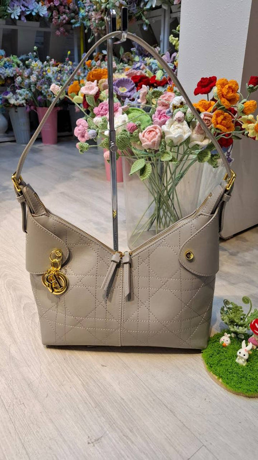 DIOR
27cm
110 dhs🪙🌨️

Zain44
♥️♥️♥️