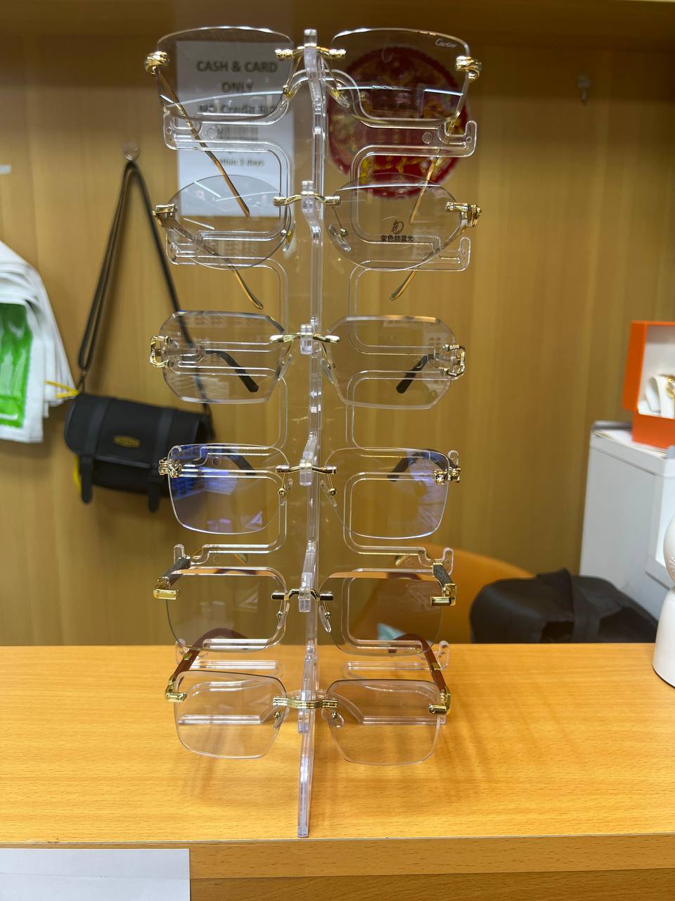 Cartie New💥*
Sunglasses 🕶️ 
Anti-blue light ➕Photochromic 
good quality 💯
With master box 🗃️ 
55 dhs✅

Zain273
♥️♥️♥️