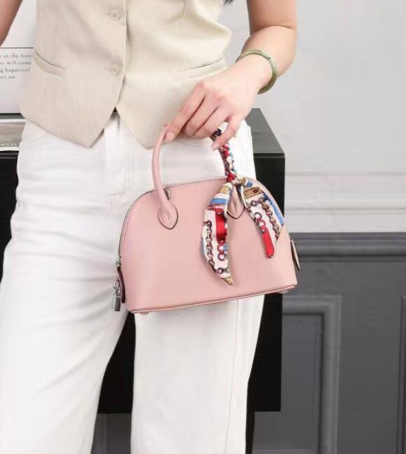 Hermes 

small 
95 dhs🇦🇪
size 18×18×9×14cm


big
100 dhs🇦🇪
size 26×9×19cm
with box

Zain42
♥️♥️♥️