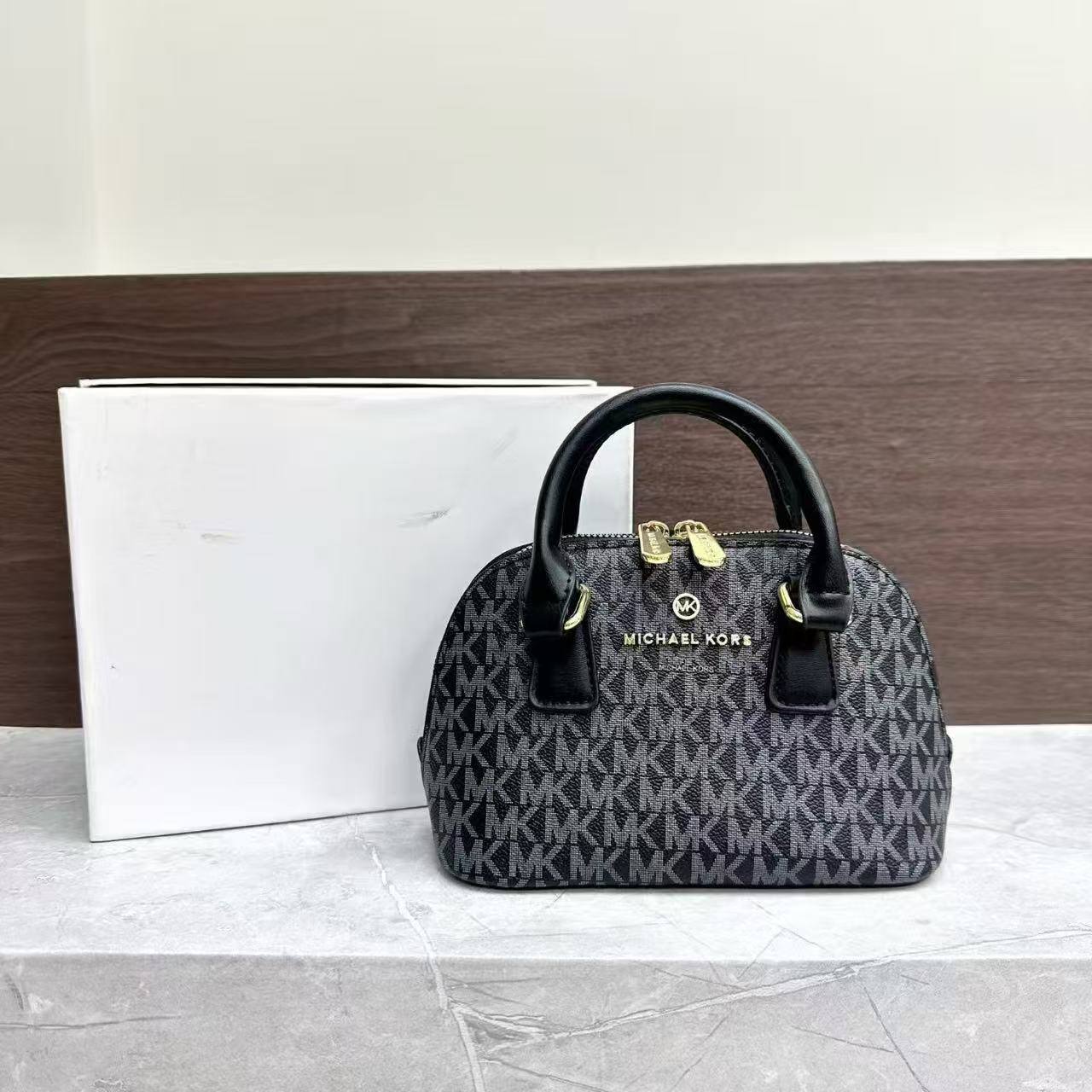 MK
  (with box) 🎁
70 dhs💓

Zain232
♥️♥️♥️
