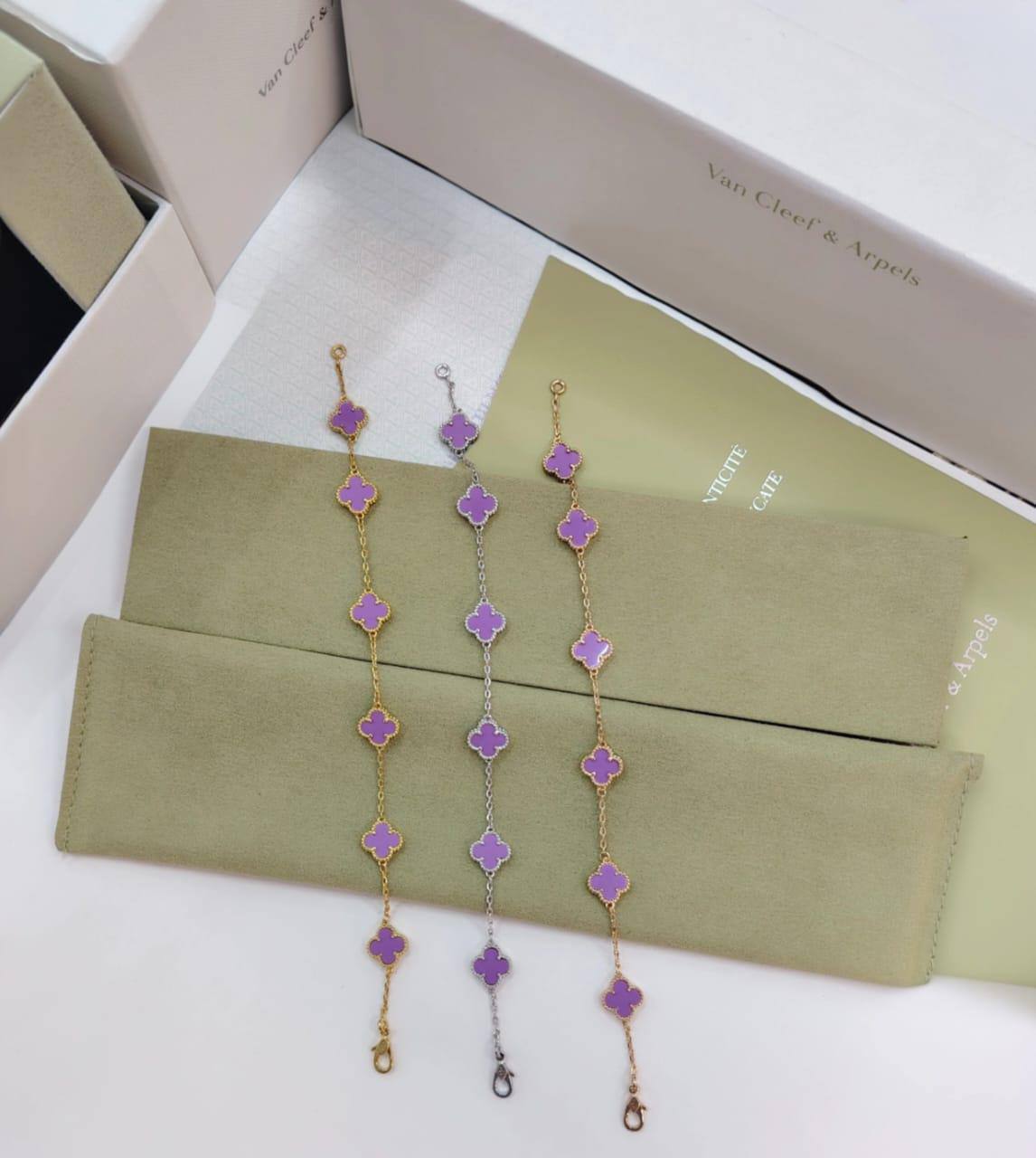 VCA ❤️‍🔥*
Mini bracelet 🦋
6 flower 🌹 
Master quality 💯
With normal boxes 📦 
50 dhs❣️
With master box 🗃️ 
90 dhs❣️

Zain216
♥️♥️♥️