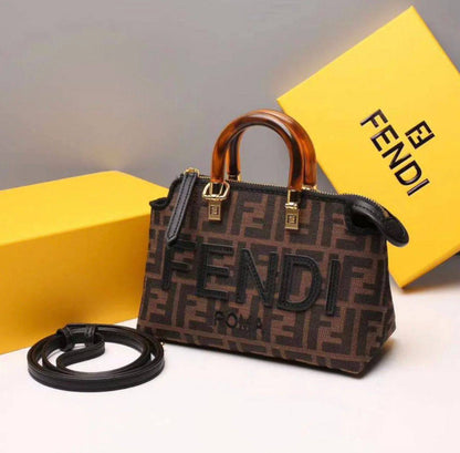 Fendi
95 dhs❣️
SIZE：20cm
Good-quality 

with box
🎁🎁🎁

Zain35
♥️♥️♥️