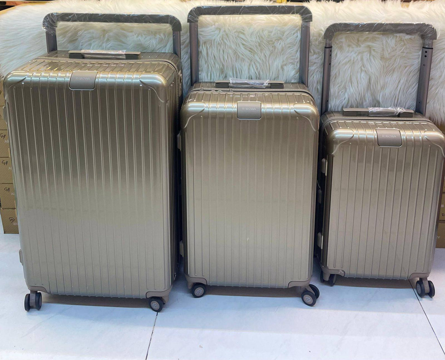 RIMOWA TRAVEL BAG
3 PCS in 1 SETS 
1650 dhs❣️
        Master Quality 😍

Zain88
♥️♥️♥️